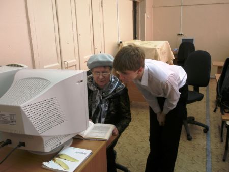 5. Сергей Исаков проверят набранный текст у пенсионерки Солодковой Людмилы Владимировны 