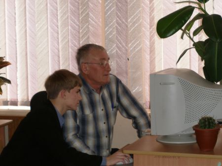 4. Сергей Исаков помогает Кирилкину Владимиру Андреевичу