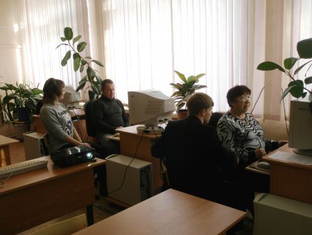 3. Сергей Исаков и Надя Ракова помогают осваивать компьютер пенсионерам.