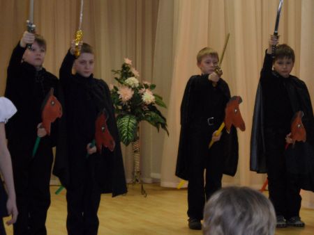 2. Инсценирование военной песни