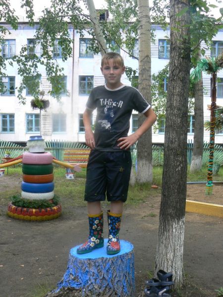 Старые сапоги были выкрашены в яркие цвета.