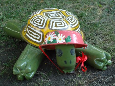 Все композиции созданы из подручных материалов своими руками. 