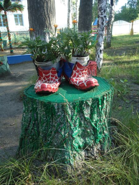 Старые сапоги были выкрашены в яркие цвета и стали самыми необычными цветниками.