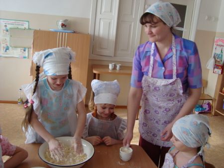 Сначала замесили тесто.