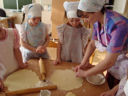 Разделили тесто на 4 части, раскатали 4 коржа (толщиной 0,5 см)