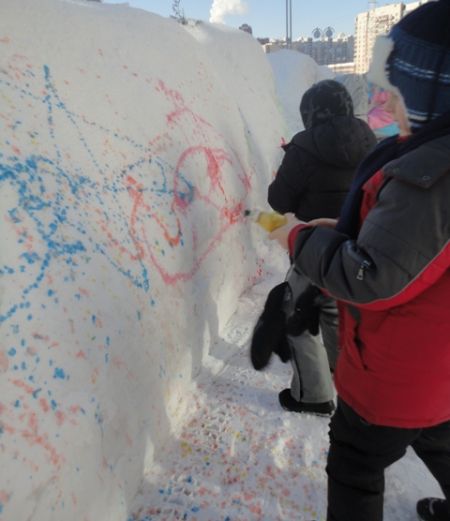 4. Рисовать на снегу легко и весело.