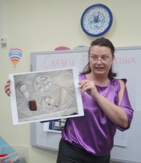 Воспитатель показывает картину Чупятова Л. &laquo;Белый натюрморт&raquo;