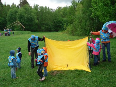 1. Установка палатки детьми старшего дошкольного возраста.