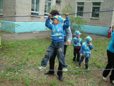 2. Прохождение туристской полосы препятствий: этап «Параллельные перила».