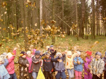 Листопад, листопад, Сколько счастья у ребят!