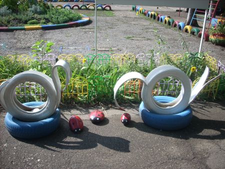 4. Прекрасные белые лебеди (из старых автомобильных покрышек) - символ семейной верности.