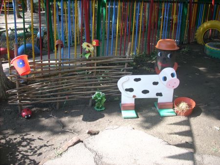 Ну а кто же не узнает кубанского подворья? Здесь и плетень, и коровушка!