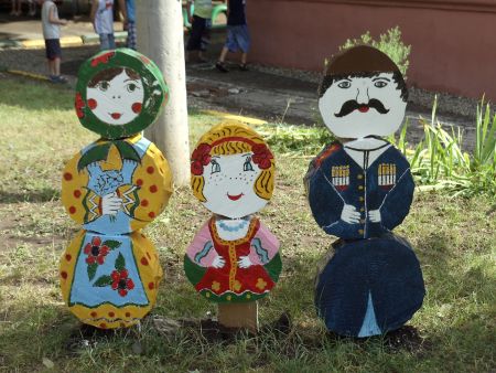 1. Вот такая замечательная кубанская семейка (из распиленного ствола старого дерева) встречает детей и родителей на входе в наш детский сад! 