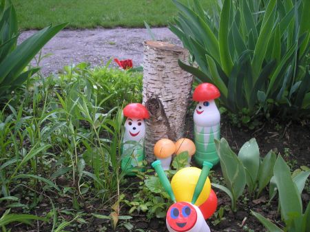 2. А эта грибная семейка (из пластиковых бутылочек) примостилась около пенька.