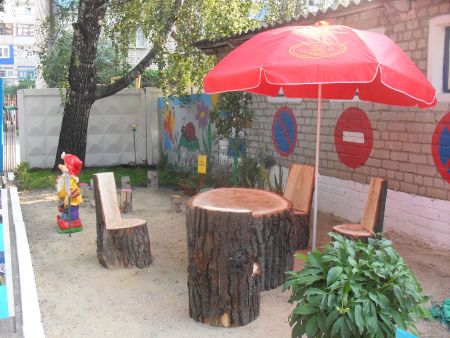 1. У калитки детского сада детей и родителей встречают сказочные гномы. 