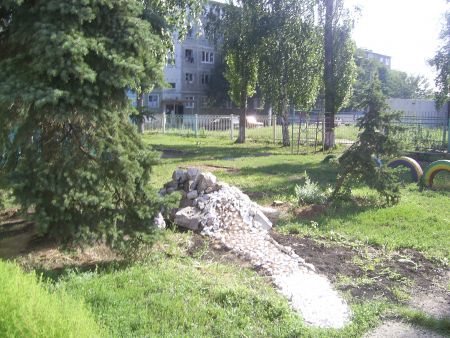 Ручей среди сухих песков