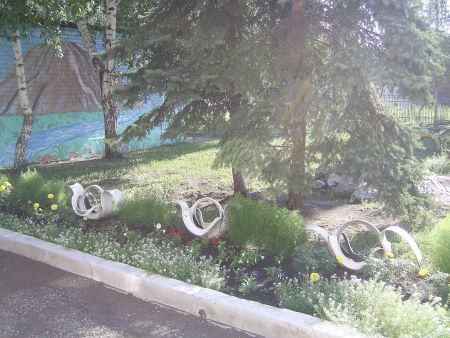 Среди символа города-лебедей «возвышаются Шиханы»