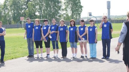 У команды нашей школы была ярко синяя форма.