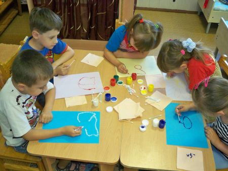 Сначала опускаем ватную палочку в гуашь, не используя воды, затем тычком вертикально поверхности наносим точки по контуру рисунка.