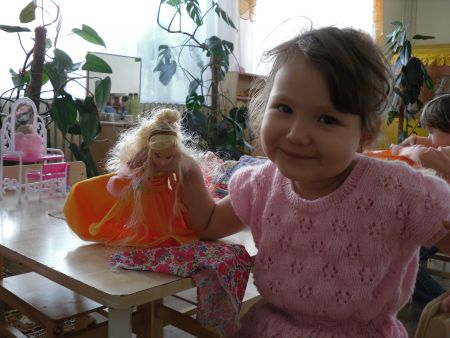 3. Многие дети, приходя в группу, берутся за свои любимые игрушки.