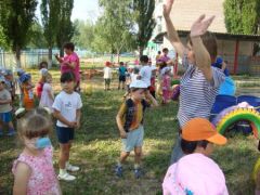 А живут там три девицы  Три веселых молодицы