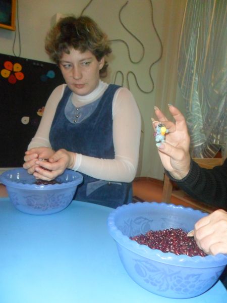 Я месила тоже тесто, где ж сюрприз мой, интересно?!