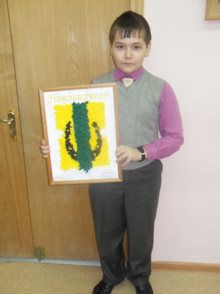 Фото №3. Денис Е. представляет свою работу.