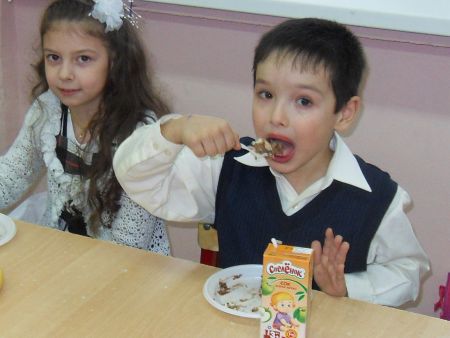 Фото 1. На классном чаепитии. Теперь можно и расслабиться.