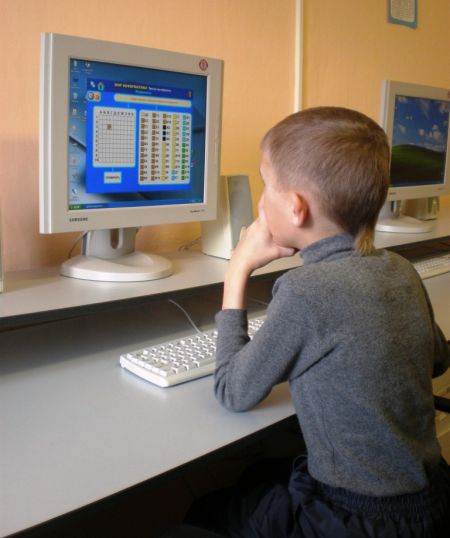 В Доме детского творчества п. Ханымей ЯНАО Тюменской области ведется деятельность компьютерного кружка «Икс-файл»