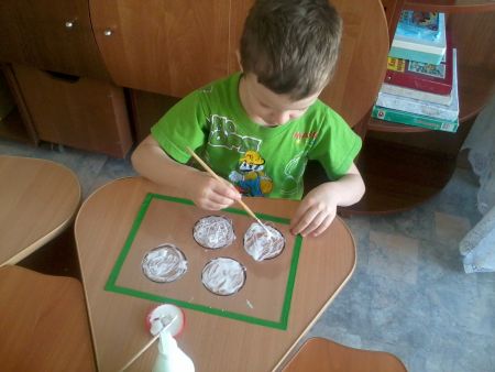 Изготовление колёс кареты с помощью трафарета