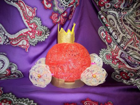 Наша бутафорская карета готова и может везти героиню на …  бал!!!!