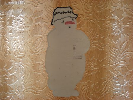 Снеговик «Певец» поет праздничные серенады.