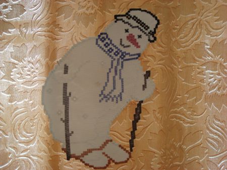 Весёлый снеговик «Лыжник» катается на лыжах.