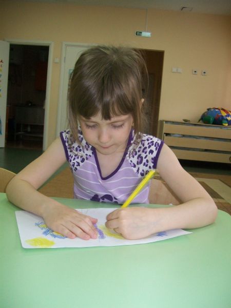 Иринка создает свою «Бабочку-красавицу»