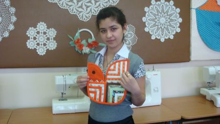 Рукодельница и ее изделие