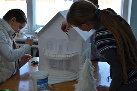 Зимняя сказка: макет двухэтажного дома  