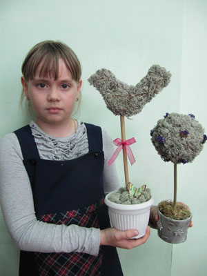 Маша с поделками из мха