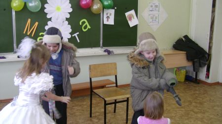 Фото 3. Девочки, как настоящие мамы.