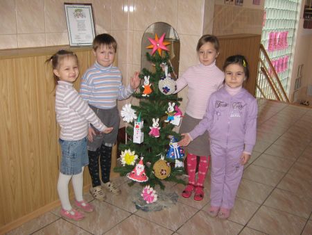 Фото 3. Наша елка украсила фойе детского сада.