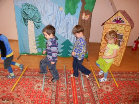 Поход детей в лес в поисках солнышка