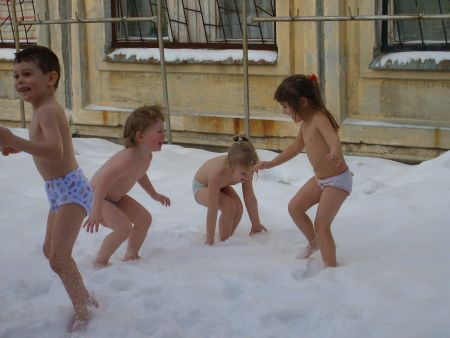 Мы по снегу босиком Быстро пробежимся. 