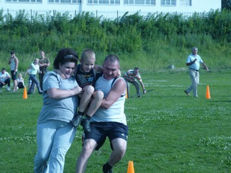 Бегая, плавая, Мы растем смелыми, На солнце  Загорелыми.