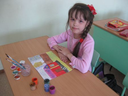 Альбина со своим рисунком