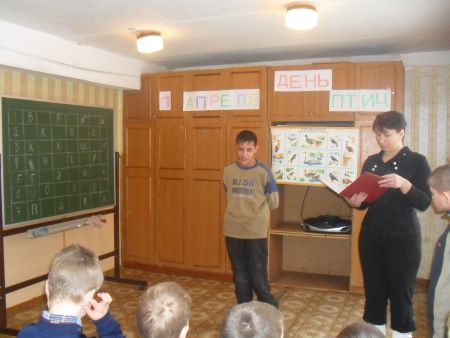 В начале мероприятия воспитанники читают стихотворение о весне.