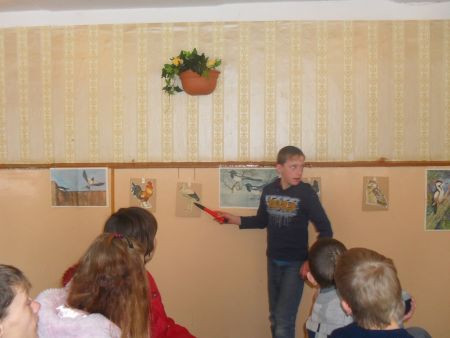 Во время отгадывания загадок воспитанники не только называют птицу, но и показывают ее 