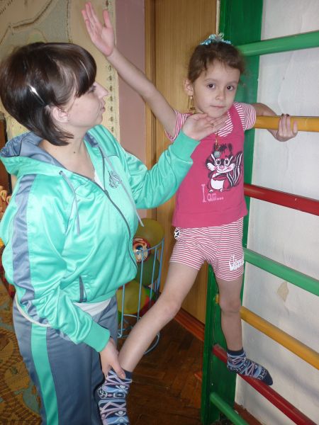 Упражнения на гимнастической стенке