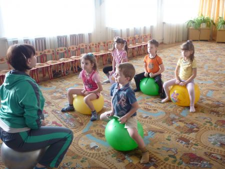 Упражнения на мячах.