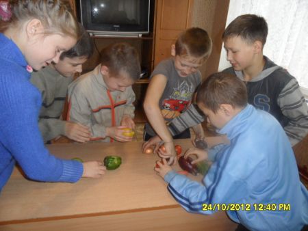 Игра «Разложи овощи и фрукты»