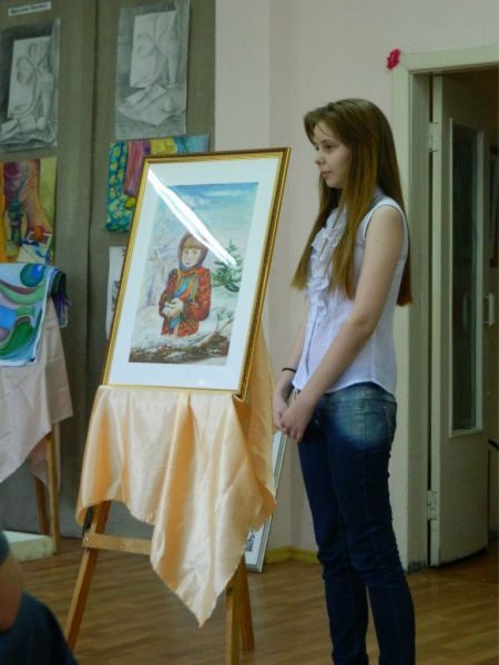 Даша рассказывает о замысле своей работы на экзамене по композиции