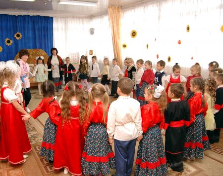 Хоровод «Ой, сад во дворе» под русскую народную песню